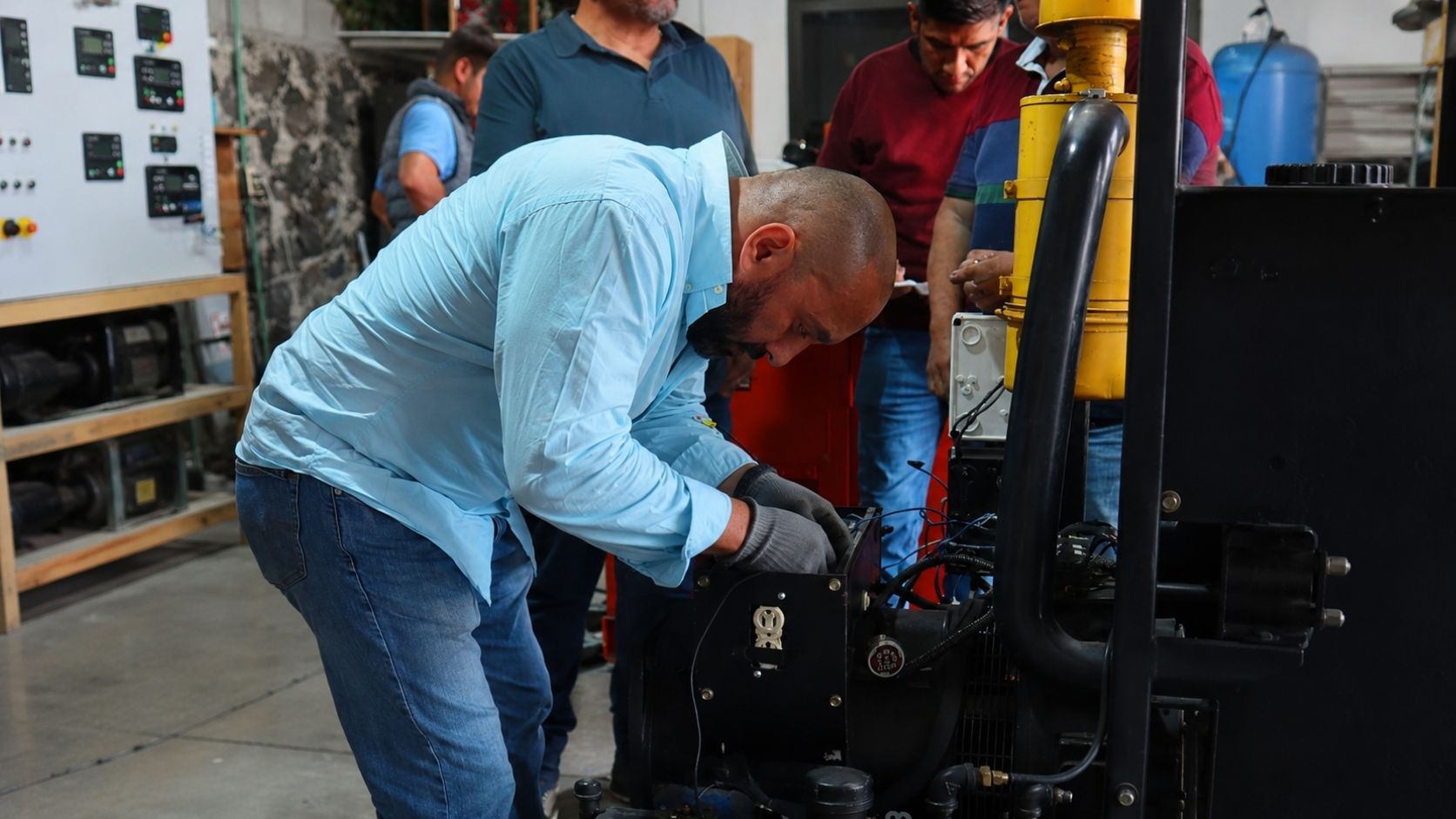 Acompañamiento técnico durante una práctica presencial
