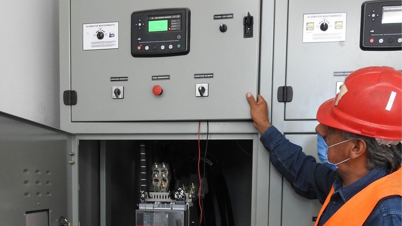 Participante trabajando directamente con un grupo electrógeno
